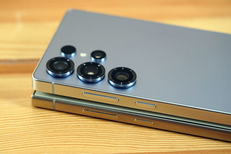 機身右側的按鈕，S24 Ultra（圖下），S25 Ultra（圖上）的按鈕佈局完全相同。