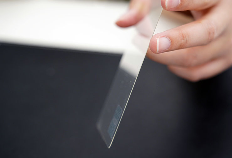 從保護貼側面來看是完全平整化的。