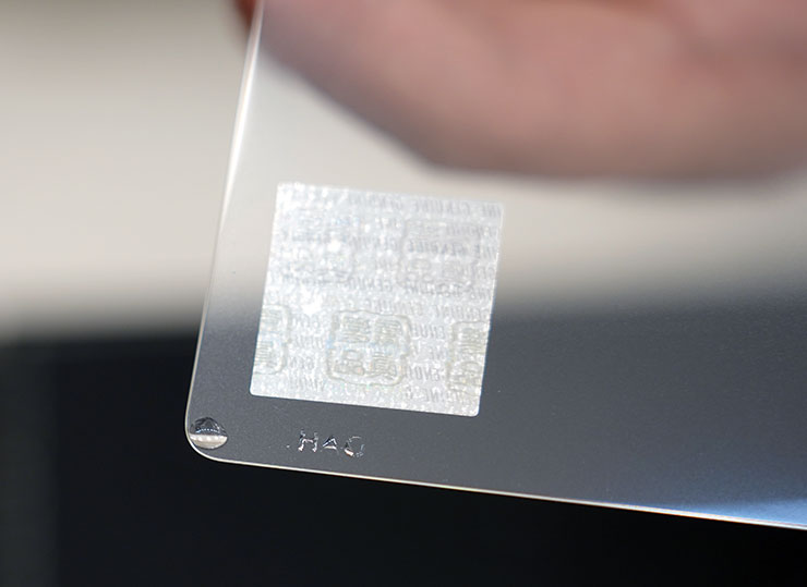 另外在保護貼的正面左下角也有隱藏的防偽設計，遇到水氣就會顯示出「HAO」的 LOGO。