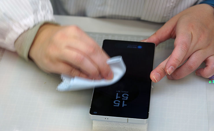 接下來手機就交由防塵包膜室的師父處理囉！手機會先進行完整的螢幕清潔。