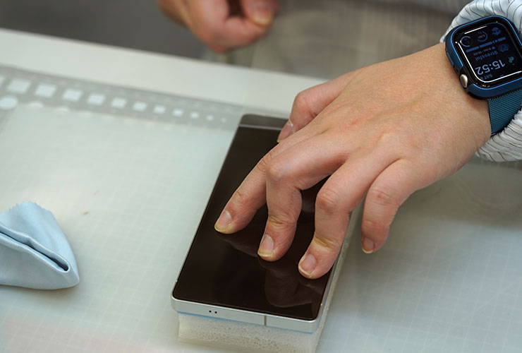 確認好保護貼與螢幕完整貼合、排除氣泡之後，即可將保護貼外層的保護膜撕出，即可完成施作囉！