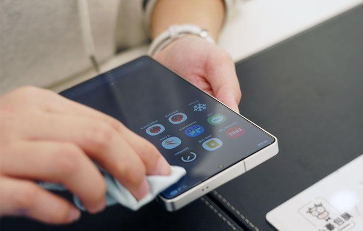 手機交給消費者前，店員也會仔細檢查貼膜的成品，確保品質沒有問題後，才會完成清潔並交由客戶檢查。