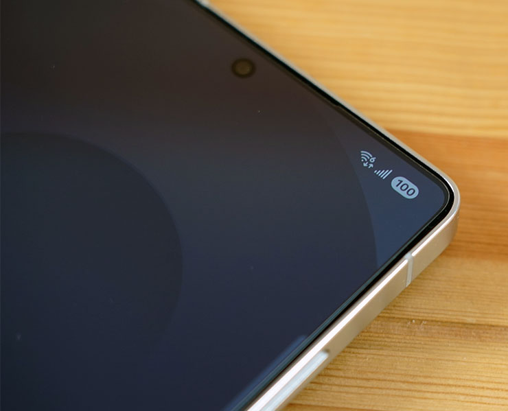 HAO 品牌果凍膠全透玻璃保護貼保護貼有預留邊緣的些微退縮，能夠與市面上的保護殼相容。