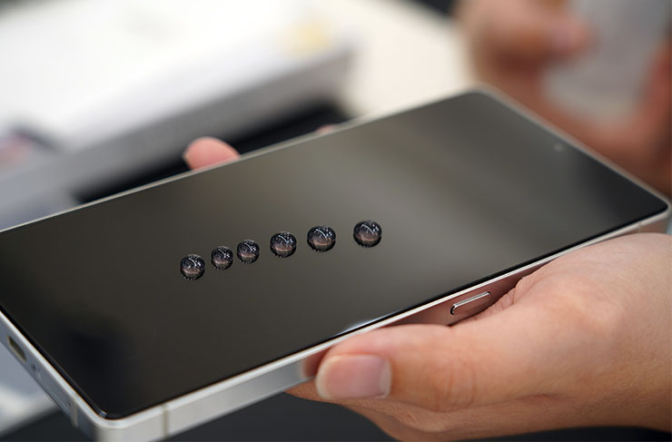 HAO 品牌果凍膠全透玻璃保護貼也擁有完善的疏水疏油塗層，不易沾染指紋且易於清潔，水珠能夠在表層完美站立。