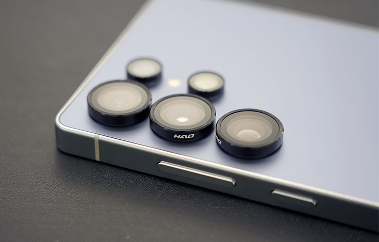 鏡頭環安裝完成後的樣子，鏡頭環為全黑設計，側面可以看到 HAO 品牌 LOGO，視覺上的質感很不賴。