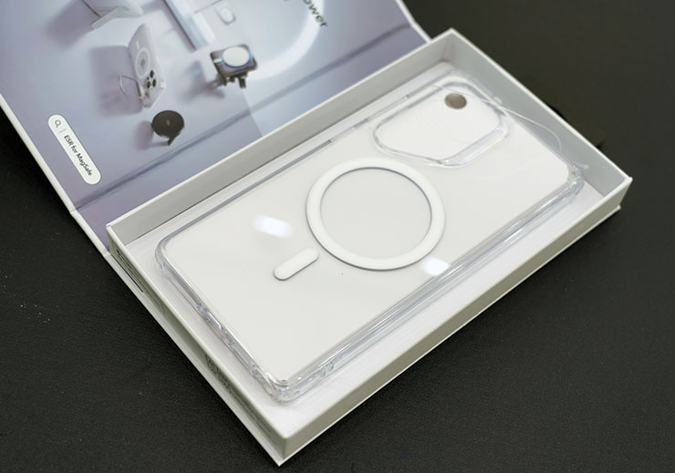 ESR 保護殼本體，採用硬式背板與具彈性的邊框設計，磁吸環為白色。