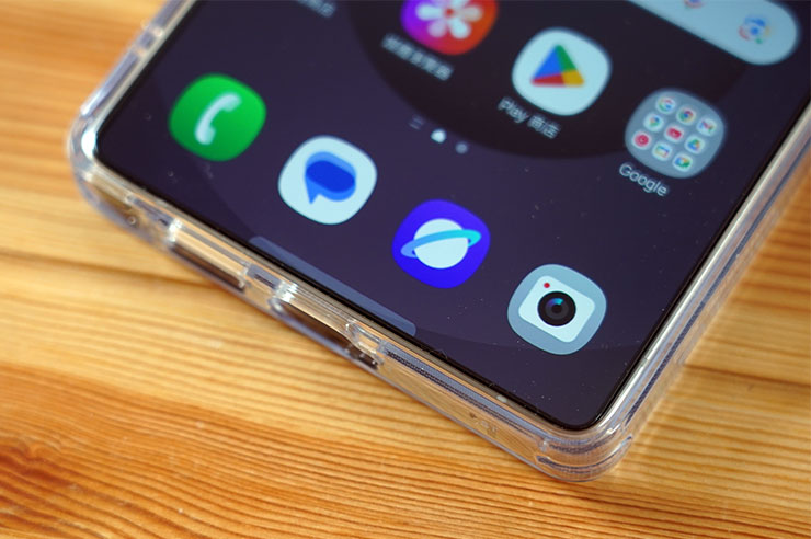 保護殼十分合身，安裝後也不會壓迫到螢幕玻璃貼。