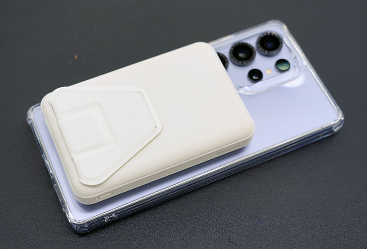 安裝上保護殼後，就能使用 MagSafe 的各類週邊，這裡我們使用 HAO 限定版 MagReact M1 磁吸無線充電行動電源來示意，吸附固定很穩。