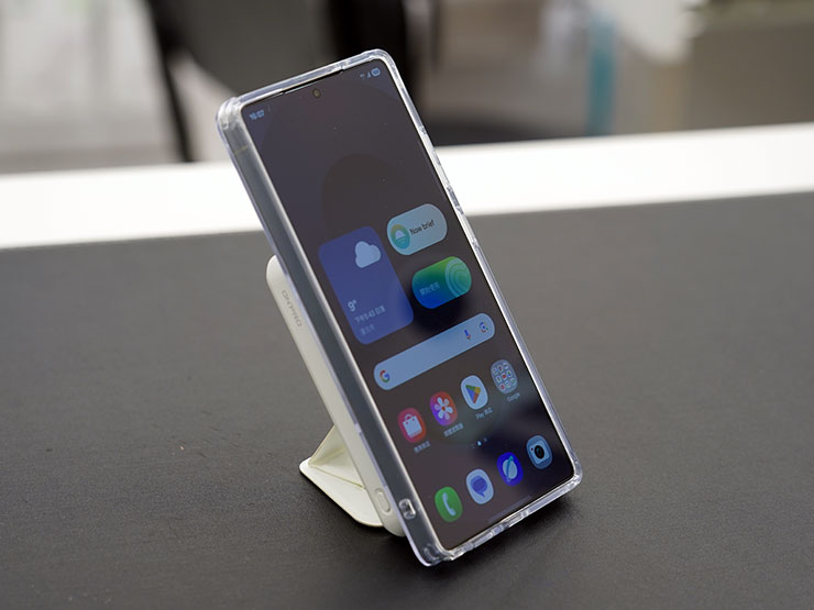 除了充電，這顆行動電源也能當成手機支架使用哦，非常便利！