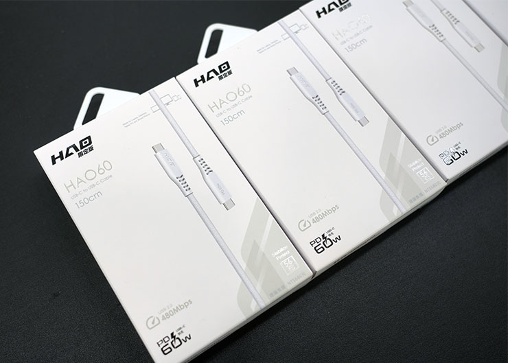 選擇 HAO 果凍膠全透玻璃保護貼，就直接加贈 價值 680 元的 HAO 品牌充電線，可以支援 60W PD 快充。