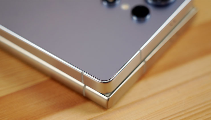 Galaxy S25 Ultra 的邊角採用圓弧設計，與前一代 S24 Ultra 的直角有所差異。