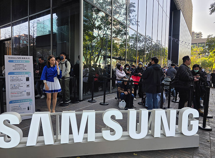 台北微風南山入口處的排隊人潮