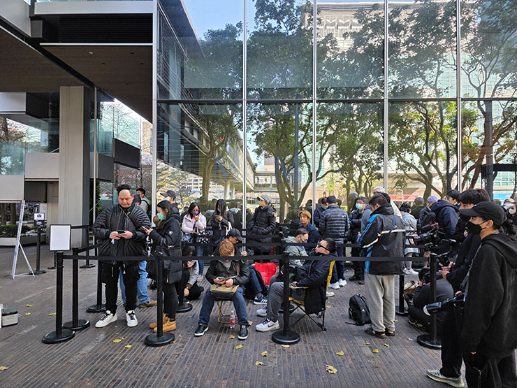 台北微風南山入口處的排隊人潮