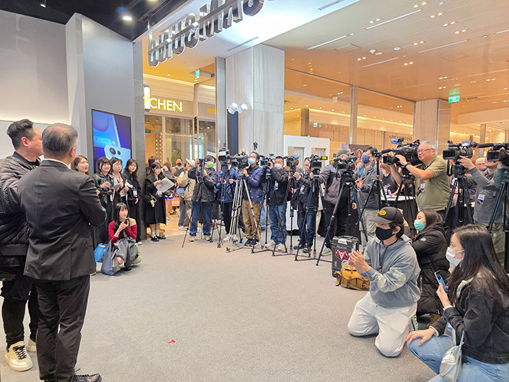 拔得頭籌的民眾由台灣三星電子行動通訊事業部總經理陳啓蒙親自交付手機，現場見證的媒體陣仗超級大