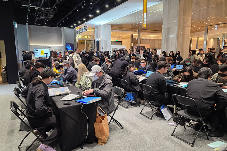 早鳥預購領機的民眾不少，服務交機的工作人員也非常多