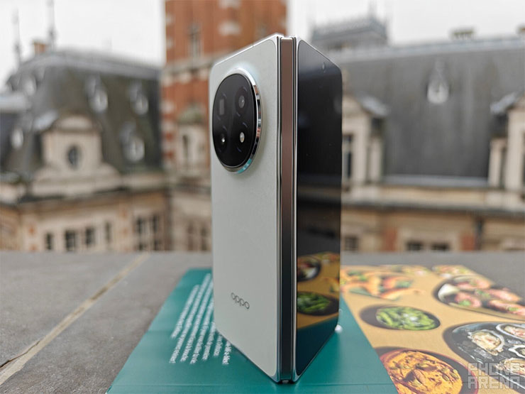 Oppo 將於 2/20 發表「最薄摺疊機」Find N5,摺疊狀態僅 8.93mm 厚,更有驚人堅固性? - 阿祥的網路筆記本 Oppo Find N5 半摺疊站立在桌面上