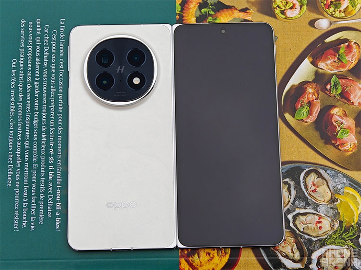 Oppo 將於 2/20 發表「最薄摺疊機」Find N5,摺疊狀態僅 8.93mm 厚,更有驚人堅固性? - 阿祥的網路筆記本 Oppo Find N5 展開後平攤在桌面的樣子,機身封面螢幕與背面的樣子