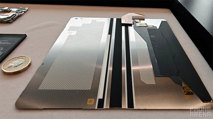 Oppo 將於 2/20 發表「最薄摺疊機」Find N5,摺疊狀態僅 8.93mm 厚,更有驚人堅固性? - 阿祥的網路筆記本 Oppo Find N5 拆解照,內部的顯示器元件