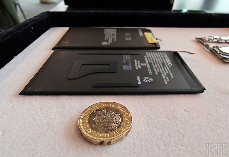 Oppo 將於 2/20 發表「最薄摺疊機」Find N5,摺疊狀態僅 8.93mm 厚,更有驚人堅固性? - 阿祥的網路筆記本 Oppo Find N5 拆解照,內部的電池元件