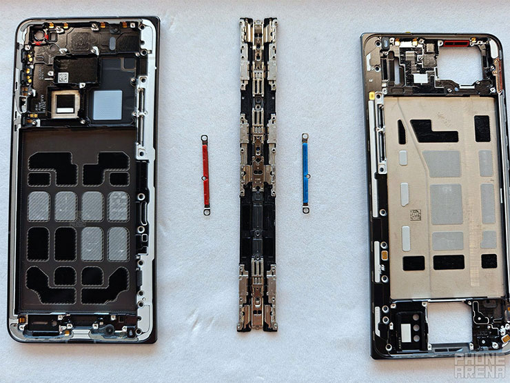 Oppo 將於 2/20 發表「最薄摺疊機」Find N5,摺疊狀態僅 8.93mm 厚,更有驚人堅固性? - 阿祥的網路筆記本 Oppo Find N5 拆解照,內部的機板與鉸鏈