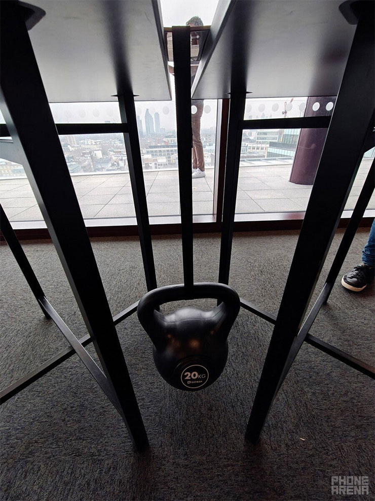 Oppo 將於 2/20 發表「最薄摺疊機」Find N5,摺疊狀態僅 8.93mm 厚,更有驚人堅固性? - 阿祥的網路筆記本 Oppo Find N5 的耐用度實測,下方懸掛了 20 公斤重的壺鈴