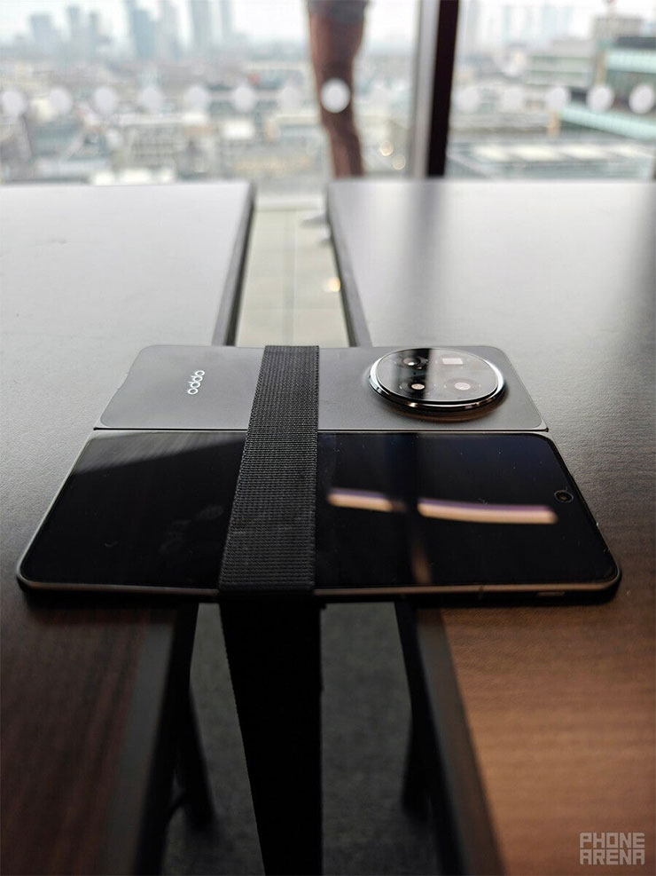 Oppo 將於 2/20 發表「最薄摺疊機」Find N5,摺疊狀態僅 8.93mm 厚,更有驚人堅固性? - 阿祥的網路筆記本 Oppo Find N5 的耐用度實測,可以看出 20 公斤完全由 Find N5 的機身所支撐