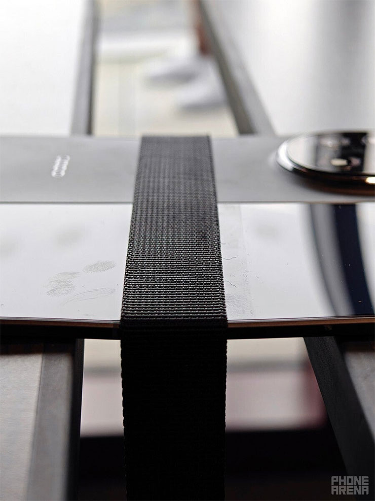 Oppo 將於 2/20 發表「最薄摺疊機」Find N5,摺疊狀態僅 8.93mm 厚,更有驚人堅固性? - 阿祥的網路筆記本 Oppo Find N5 懸掛了 20 公斤的重物後,機身幾乎沒有任何變形或破損的狀態