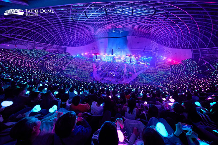遠傳電信與愛立信攜手於 MWC 2025 展示臺北大巨蛋 5G-Advanced 差異化連接服務,改善大型活動網路卡頓痛點! - 阿祥的網路筆記本 臺北大巨蛋能容納數萬人,成為台北演唱會舉辦的熱門場地(圖片來源:臺北大巨蛋臉書)