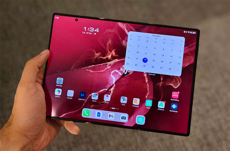 HUAWEI Mate XT Ultimate 展開後的內螢幕達 10.2 吋