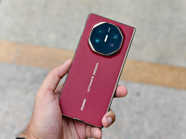 HUAWEI Mate XT Ultimate 完全摺疊後的手機尺寸與一般直立手機差不多