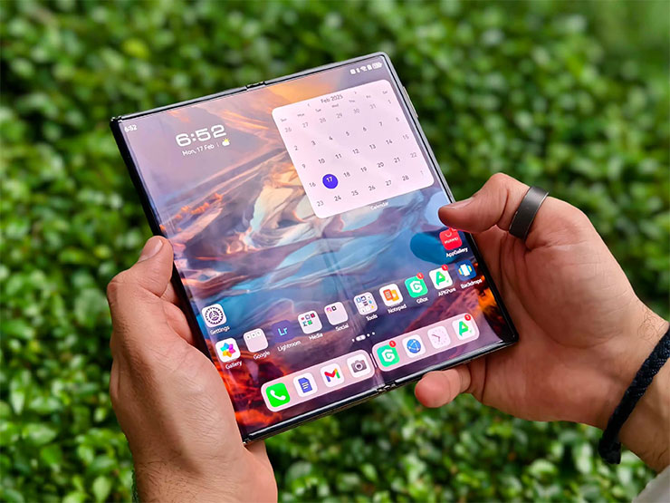 HUAWEI Mate XT Ultimate 也能展開為雙摺疊狀態，螢幕尺寸為 7.9 吋，非常適合多工任務處理