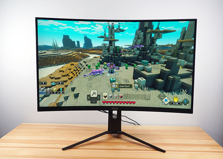 MAG 321CUPDF 的整體設計簡潔俐落，32 吋的大小加上窄邊框設計也讓畫面顯示更為放大，採用 1500R 曲率的設計，從正面來看並不會有邊緣過度變型的問題。