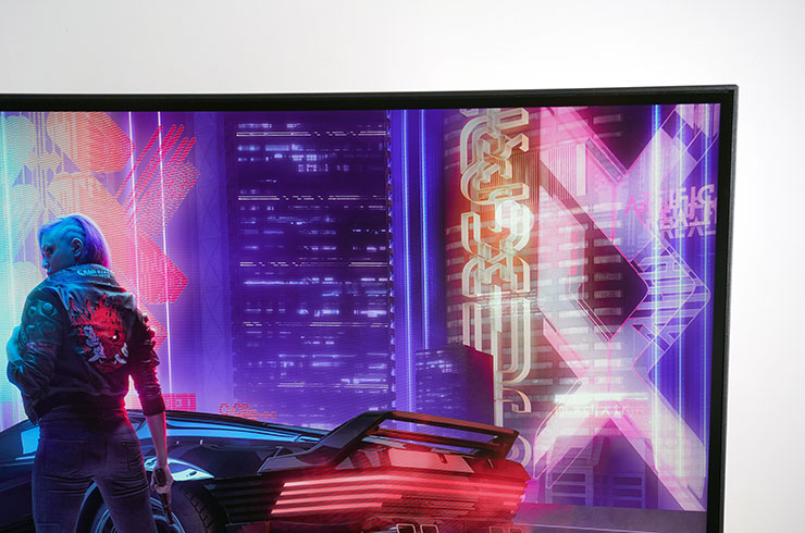 特寫一下 MAG 321CUPDF 的窄邊框設計，讓視覺干擾降至最低，也讓 32 吋大小的螢幕看起來不至於太過龐大。