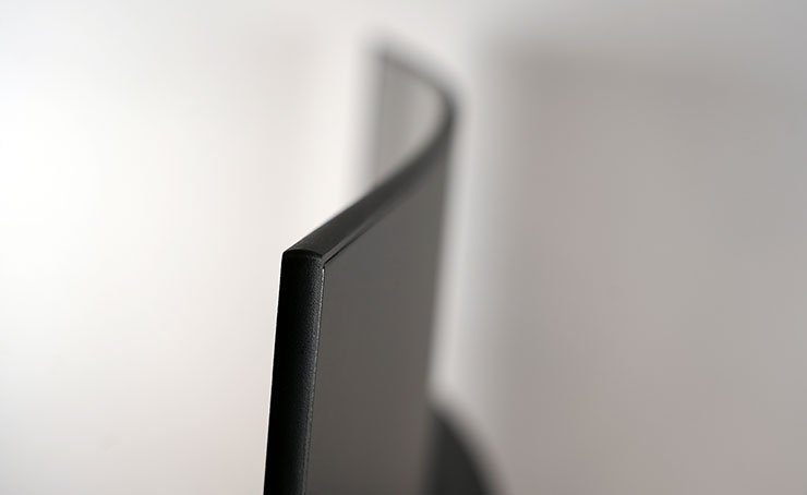 從顯示器的正側面可以驗明正身~這的確是一款曲面電競顯示器哦！