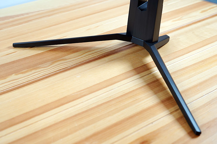 MAG 321CUPDF 搭配的是 Y 字型腳座，不會佔用太多桌面空間，同時也兼顧了擺放的穩定性。