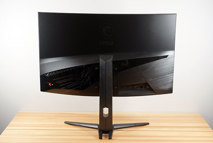 MAG 321CUPDF 的背面採用了拼接式設計，同時整合了霧面、亮面與髮絲紋等不同材質。