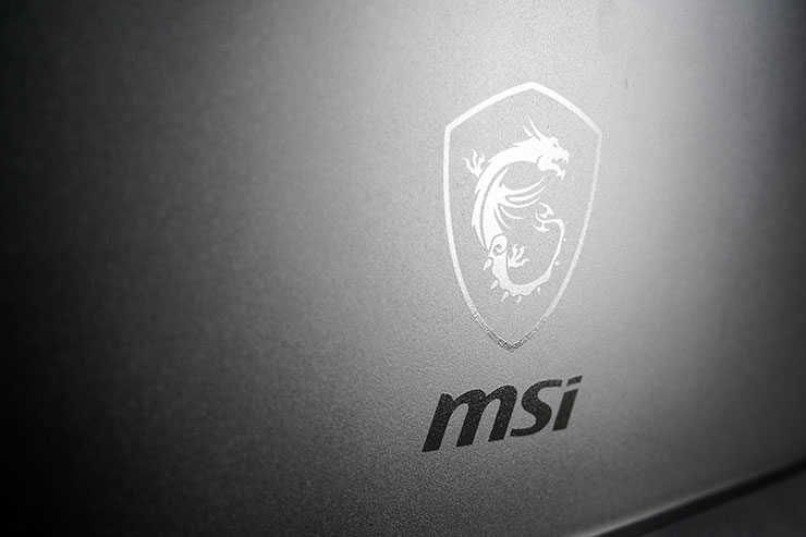 顯示器背面的微星龍魂盾徽 LOGO 採用黑色亮面處理，在霧面黑色的機身背面上看起來非常低調。