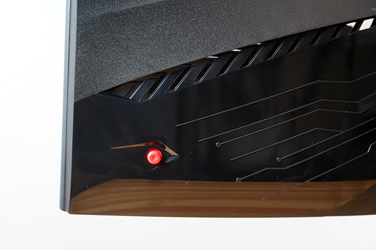 背面左下角的 OSD 五方向選單鍵，採用鮮紅色設計。