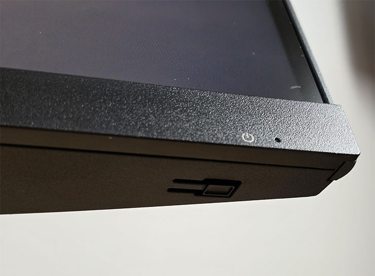 MAG 321CUPDF 的電源鍵獨立設置於顯示器的底側。