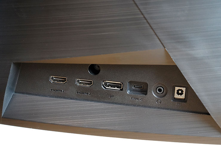 顯示器背面右下角可以看到 I/O 埠區，提供了三種不同的視訊輸入埠，以及音訊輸出與電源接口。