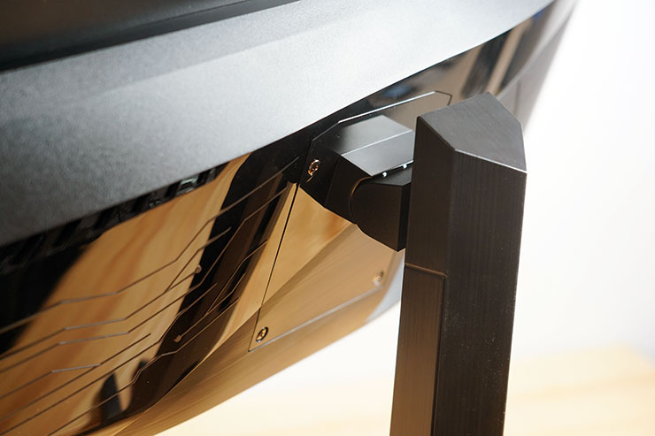 支架也能調整顯示器的前後傾角。