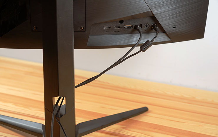 支架上也留了走線的孔洞，方便整理視訊線與電源線。