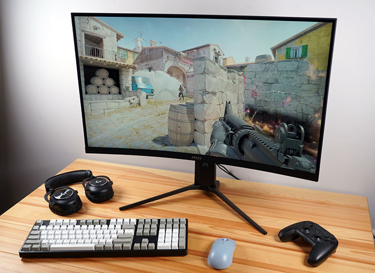 MAG 321CUPDF 雖然是一款 32 吋的電競顯示器，但機身並不會過於龐大，桌深 70cm 左右也能放得下。