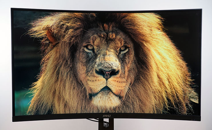 MAG 321CUPDF 擁有 16:9 的 4K UHD 解析度，不僅能完美相容於各類遊戲的顯示，也能呈現極為細膩的畫質。