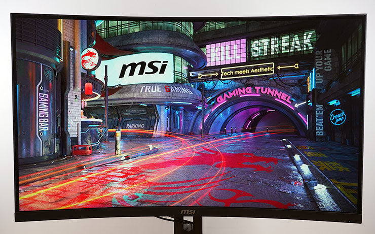 MSI 的官網上也有蠻多好看的桌布可以下載搭配，像這一張有些科幻感的城市街景在 MAG 321CUPDF 的畫面上就能顯現出極為豐富的色彩與層次。