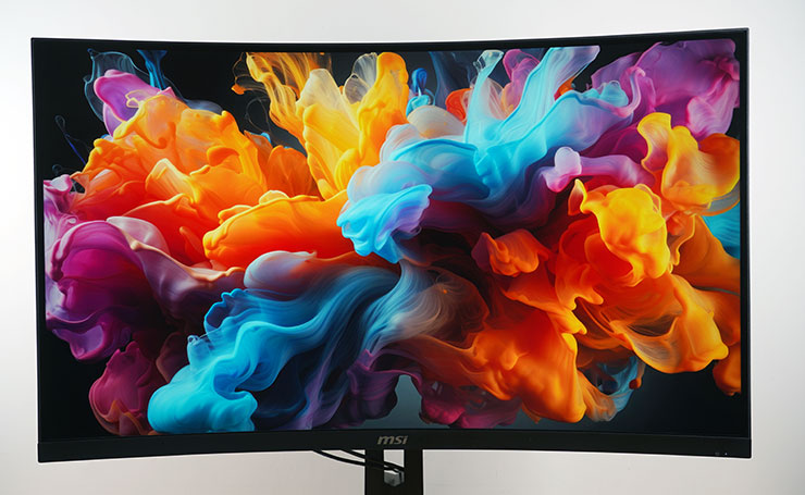 MAG 321CUPDF 本身的對比度表現也很出色，甚至暗部呈現也很純粹，之前阿祥拿來測 OLED 面板使用的黑色背景高亮彩色的桌布，放在 MAG 321CUPDF 的畫面上也一樣優秀。