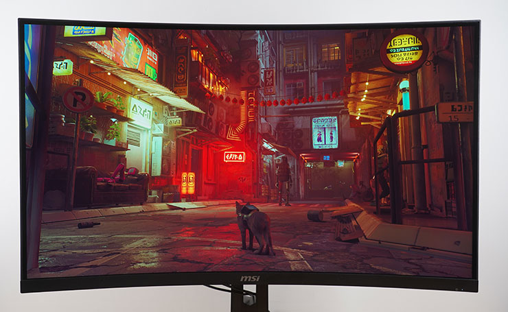 像《Stray 浪貓》這樣帶有賽博朋克風格的夜間陰暗場景，MAG 321CUPDF 也能完美呈現。