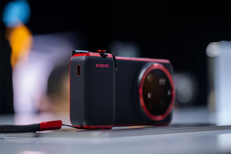 Xiaomi 15 系列震撼登場:影像科技與性能的全面進化 - 阿祥的網路筆記本 與 Xiaomi 15 Ultra 同步推出的 Xiaomi 15 Ultra專業攝影套裝,專為攝影愛好者打造,融合經典相機設計元素,包含徠卡相機標誌性的紅色裝飾環。