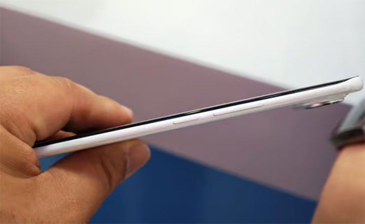 今年最薄手機!iPhone 17 Air 與 Galaxy S25 Edge 可能輸給這個意外對手! - 阿祥的網路筆記本 Spark Slim 實機的機身薄度(圖片來源:Unwire HK)