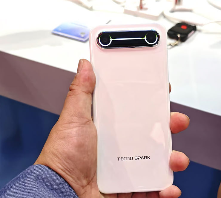 今年最薄手機!iPhone 17 Air 與 Galaxy S25 Edge 可能輸給這個意外對手! - 阿祥的網路筆記本 Spark Slim 實機背面(圖片來源:Unwire HK)